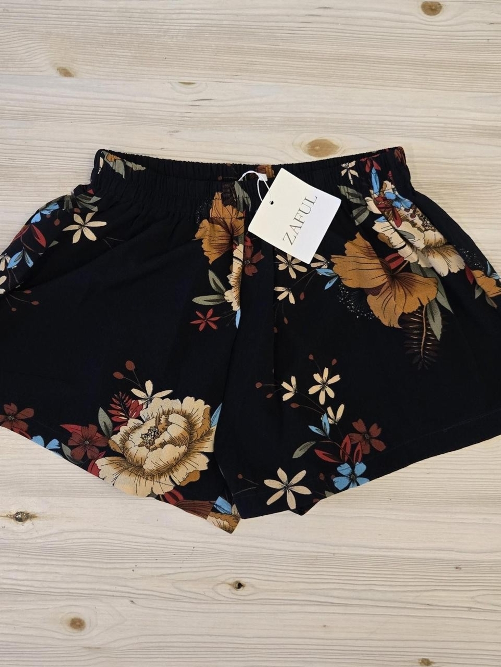 NWT Zaful Black Floral Elastic-Waist Women’s Shorts
